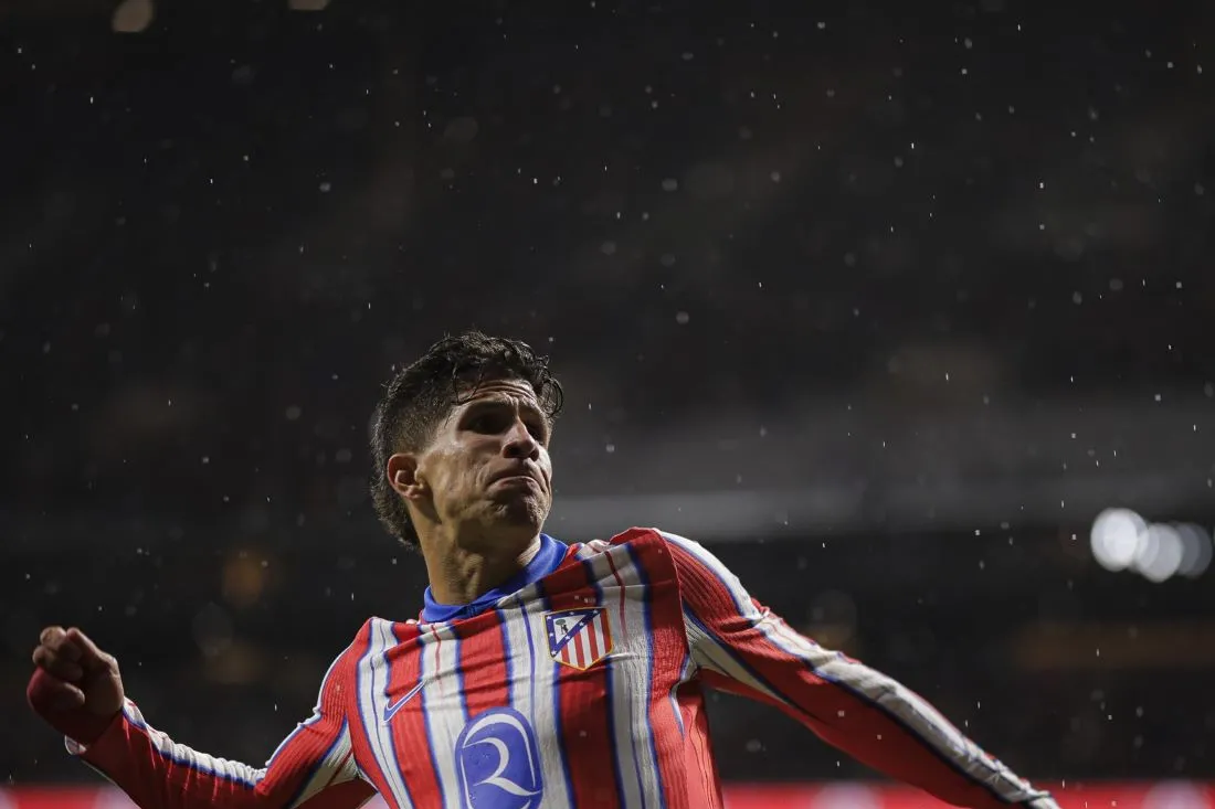 IMPLACABLE. Simeone festeja su potente zurdazo frente a la tribuna.