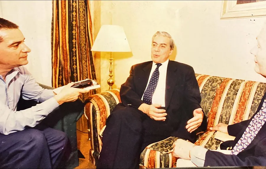 Roberto Delgado, Mario Vargas Llosa y Arturo Álvarez Sosa.