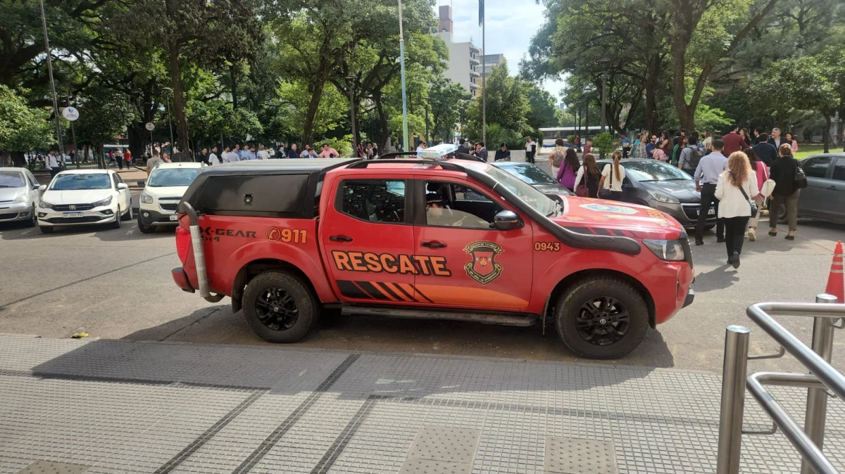 Equipo de la División Explosivos, en la puerta de Tribunales. 