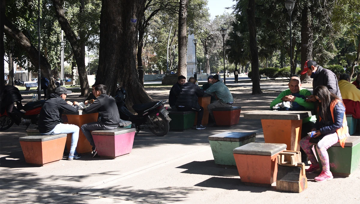 BUSCANDO CALOR. La jornada estará ideal para tomarse unos minutos al aire libre y bajo los rayos del sol.