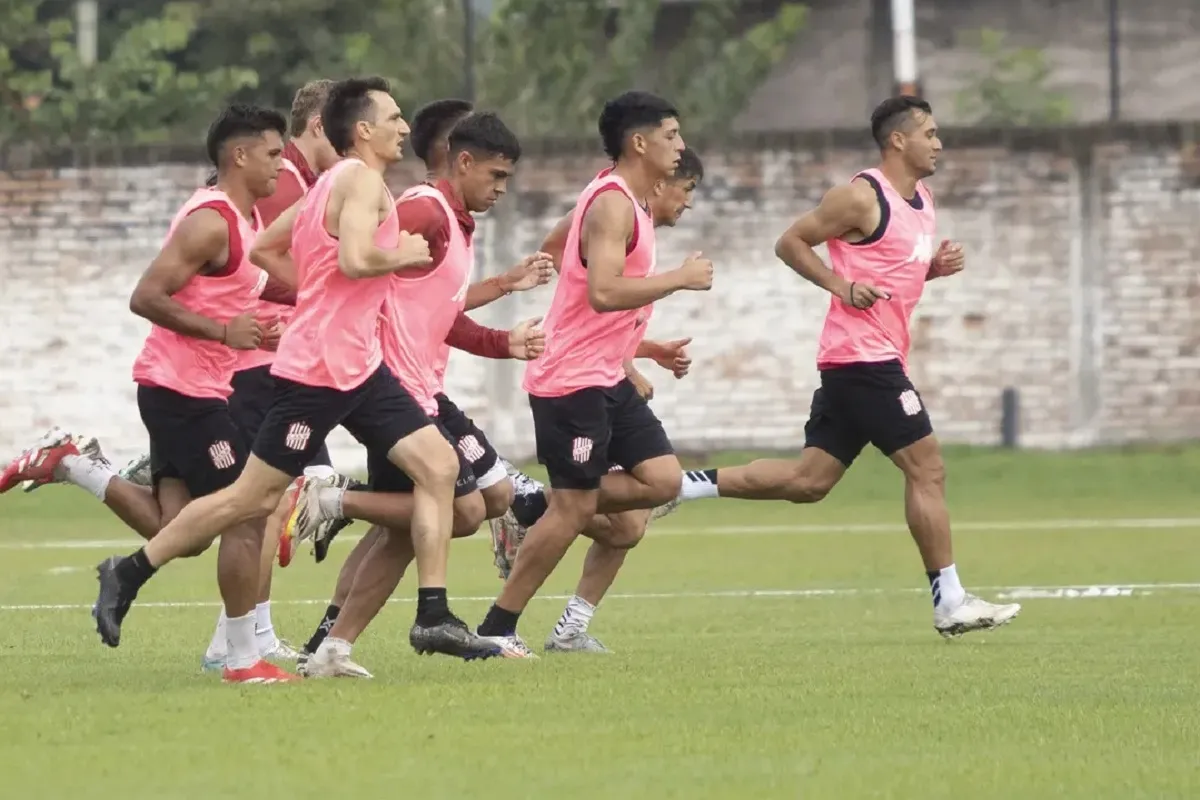 PUESTA A PUNTO. El plantel santo trabaja pensando en el partido del sábado contra All Boys.