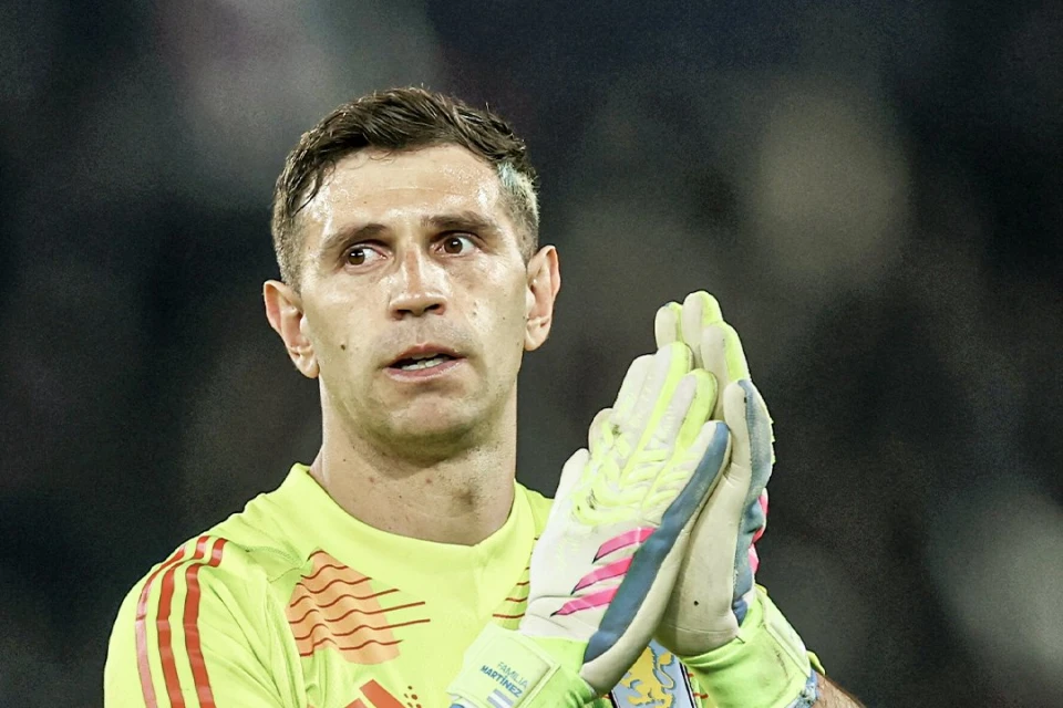 Medios franceses e ingleses criticaron a Dibu Martínez tras la eliminación de Aston Villa