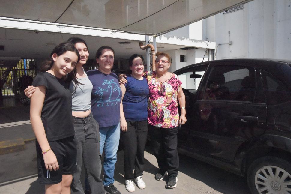 AMIGAS. Díaz junto a su hija y sus amigas tras recibir la feliz noticia.