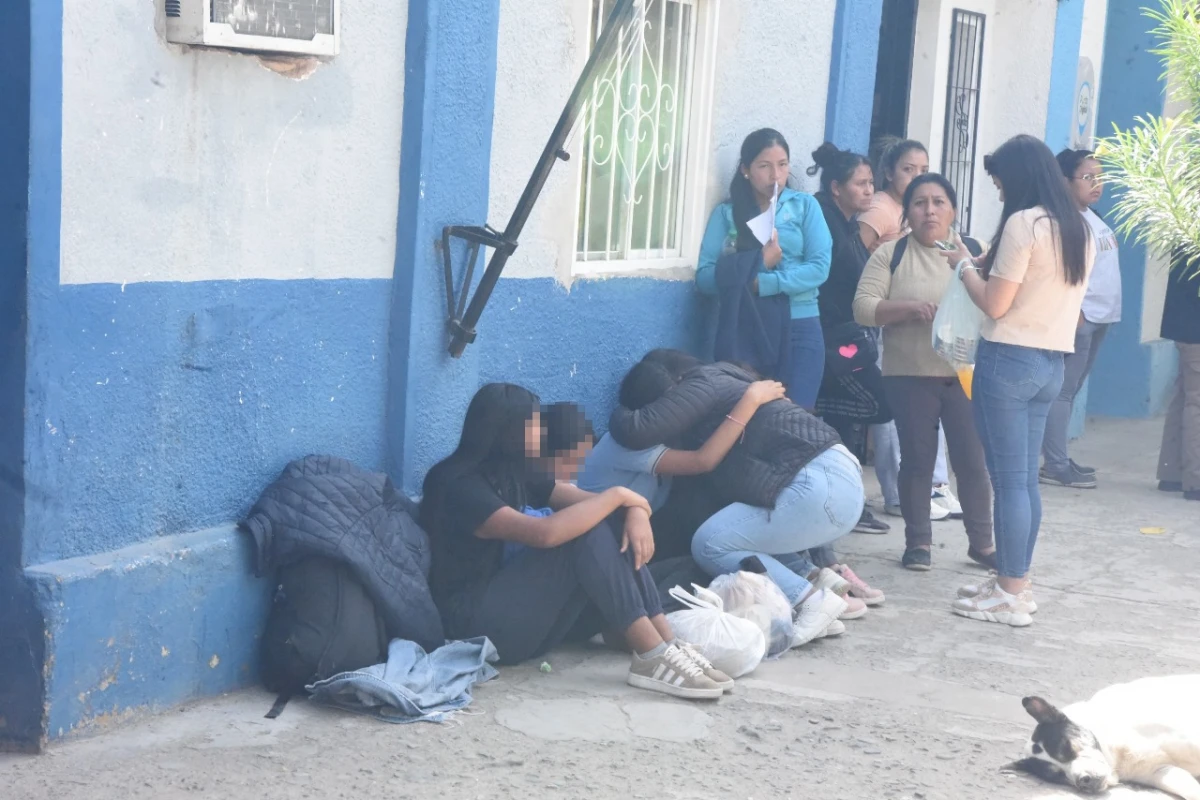 EN LA COMISARÍA. Las alumnas y sus padres esperan para realizar las denuncias.