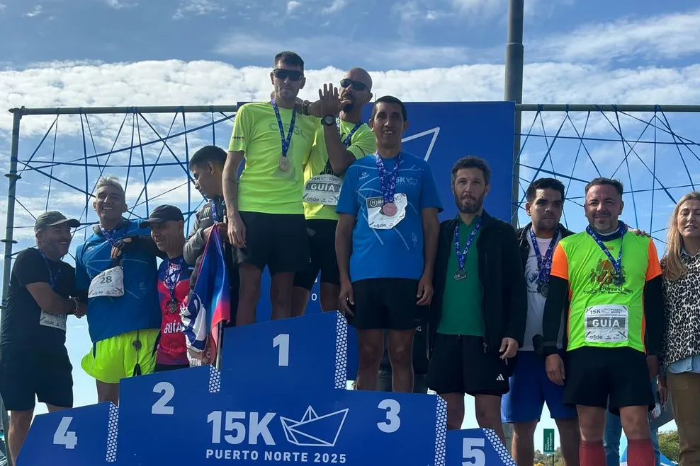 Es tucumano, no vidente, corrió una carrera con un guía al que no conocía y consiguió subirse al podio