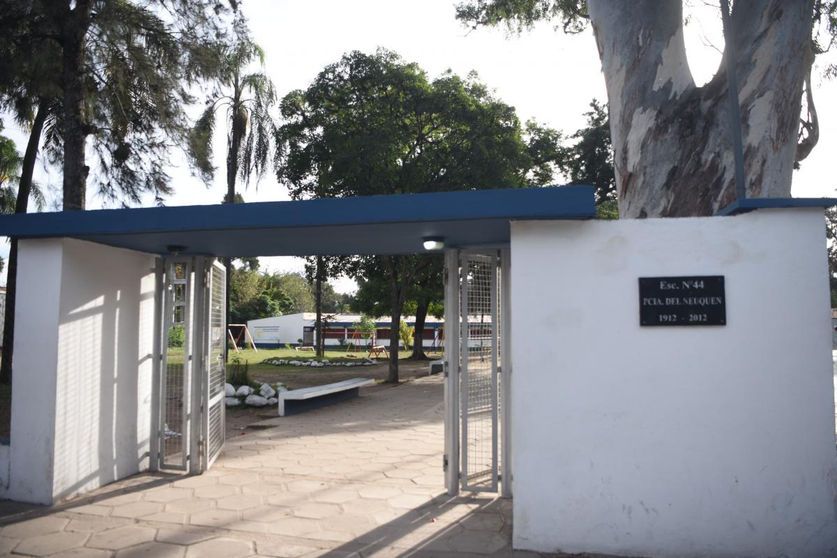 EL ESCENARIO. La escuela, Provincia del Neuquén alberga a cientos de alumnos del nivel primario y secundario.