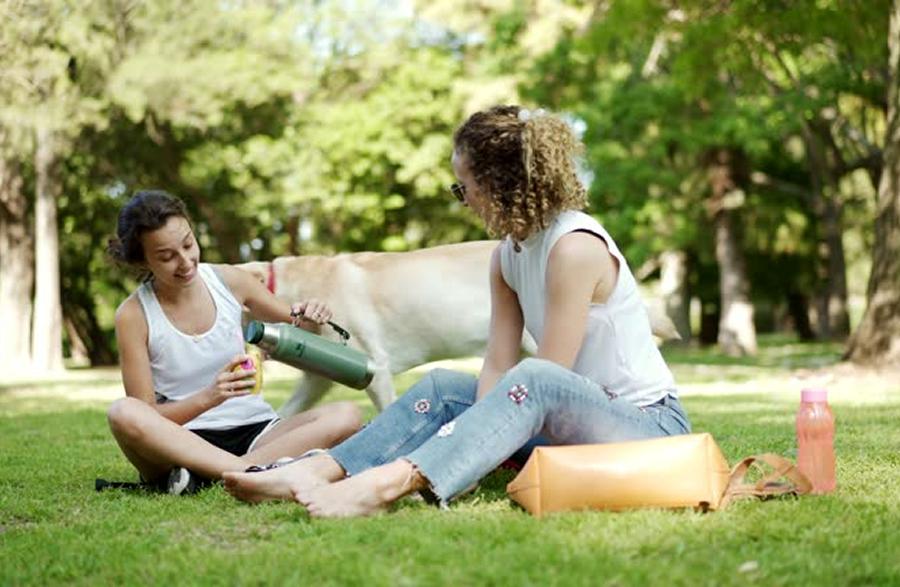 JUNTARSE CON AMIGOS. Para la mayoría estar bien es encontrar un equilibrio entre el tiempo personal y las amistades. / ARCHIVO.