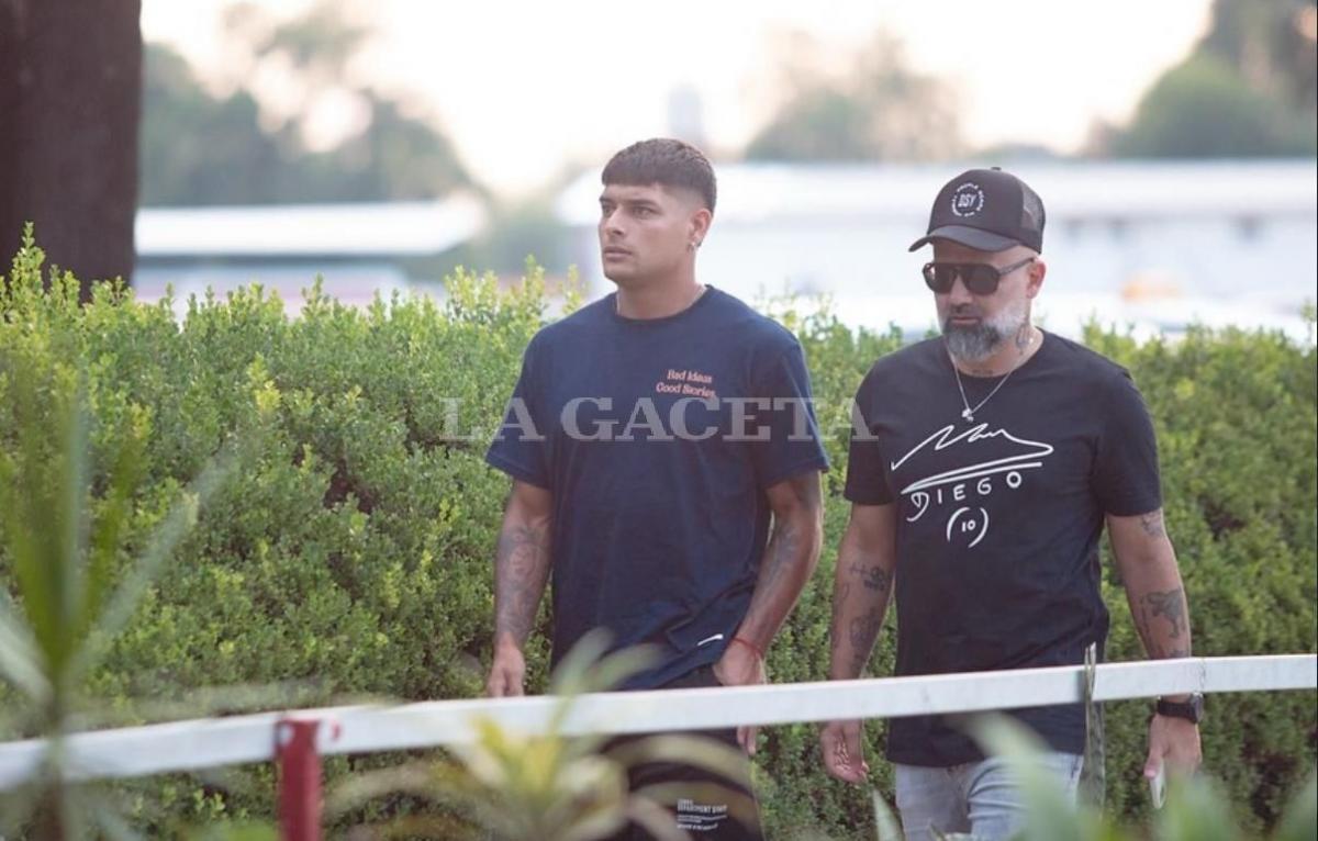 LA CHARLA QUE CAMBIÓ TODO. Juan Cruz Esquivel recorre el complejo Natalio Mirkin junto a su representante Jordan Rubén.