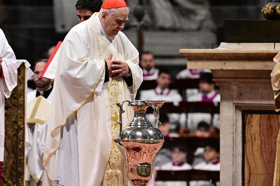 REEMPLAZO. El Cardenal Domenico Calcagno presidió la Misa Crismal este Jueves Santo en la basílica de San Pedro, en Italia. AFP