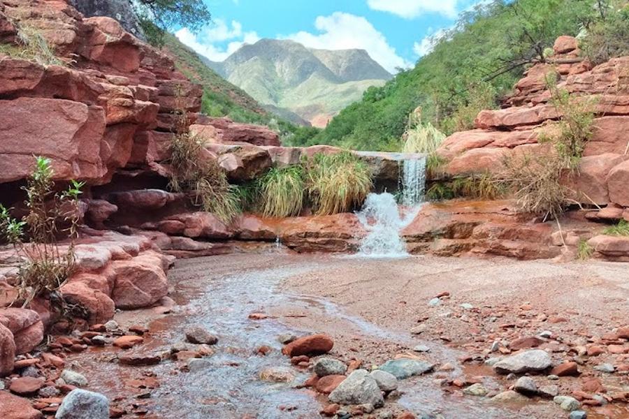 Los ríos cruzan y separan las fincas de los productores de Aicuña.