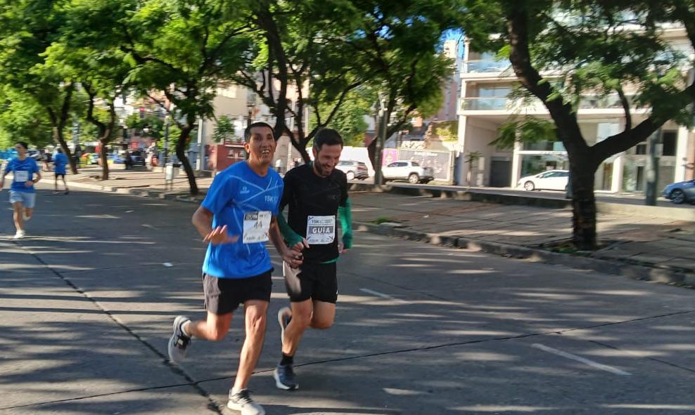 Es tucumano, no vidente, corrió una carrera con un guía al que no conocía y consiguió subirse al podio