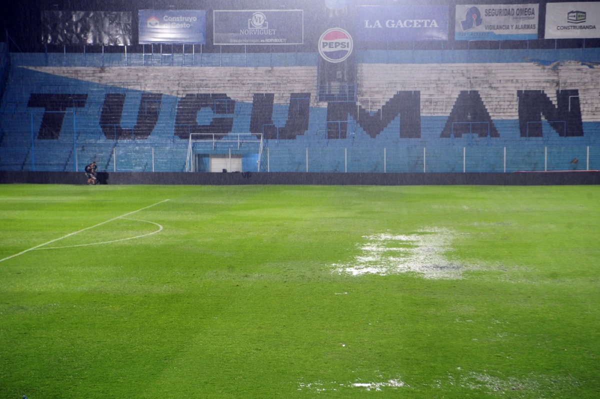 SUSPENDIDO. La lluvia y el mal estado del campo de juego obligaron a que el duelo se posterge.