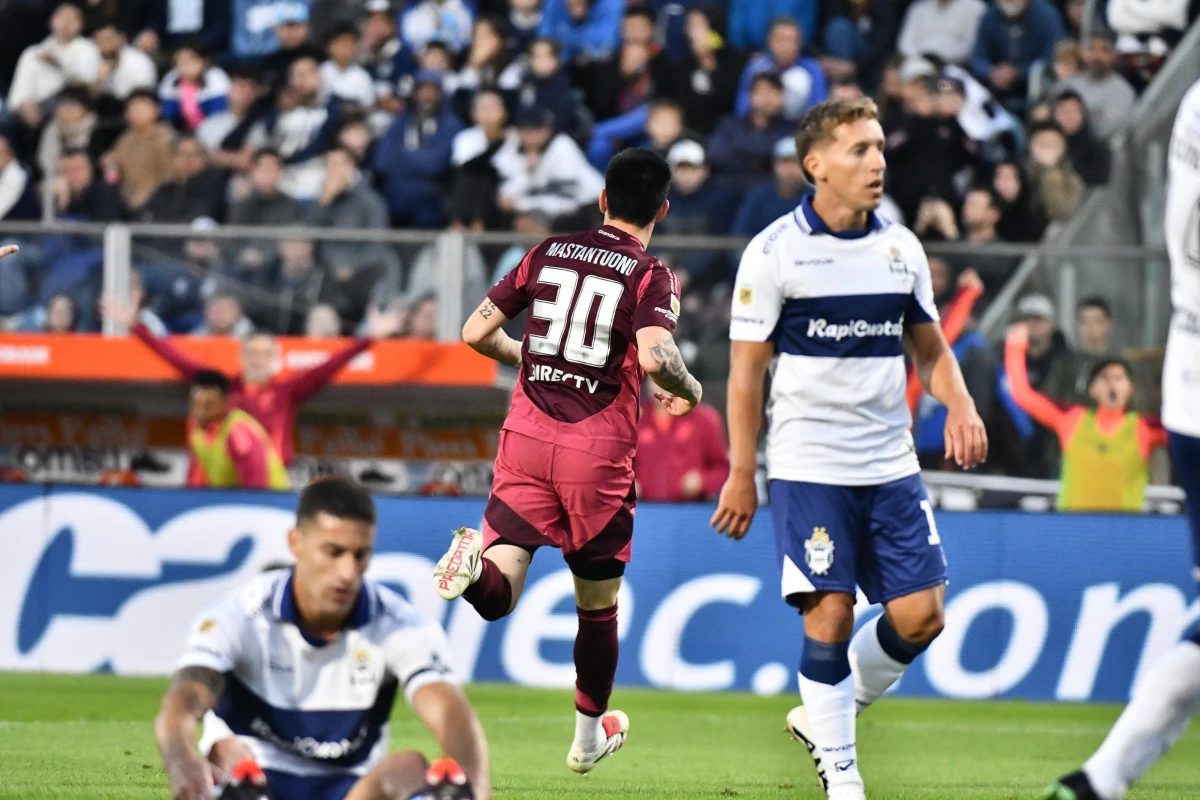 GRAN JUGADA. Mastantuono eludió varios rivales y marcó un golazo para River Plate.