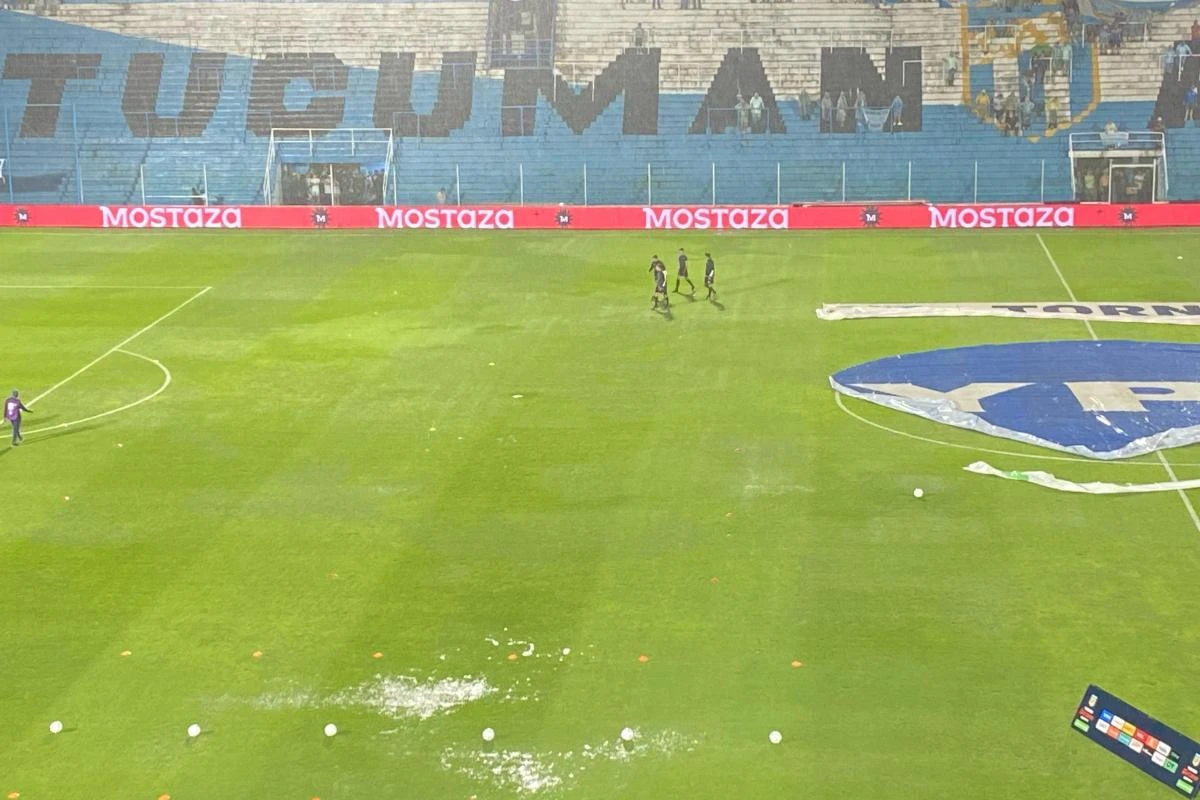 La terna arbitral analiza si se podrá jugar el partido