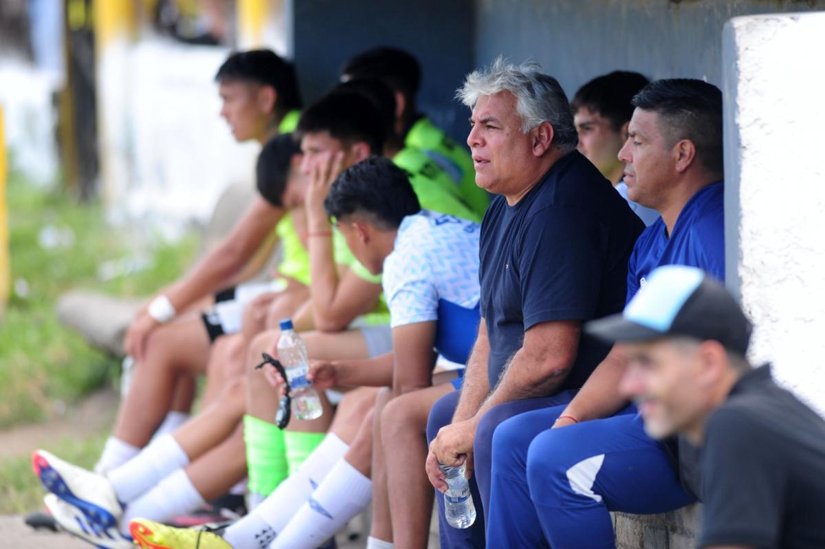 UN GUÍA PARA LOS JÓVENES. “Gaucho” es el DT del equipo liguista de Atlético.