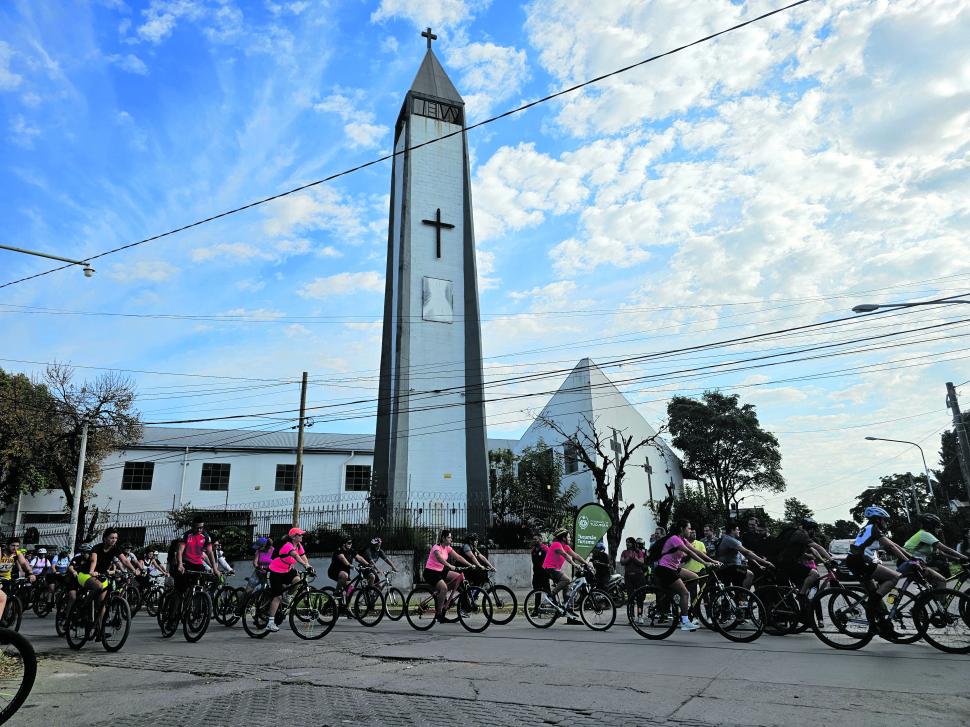 FIELES Y BIKERS. Hombres y mujeres se convocaron ayer en la parroquia San José Obrero en Las Talitas.