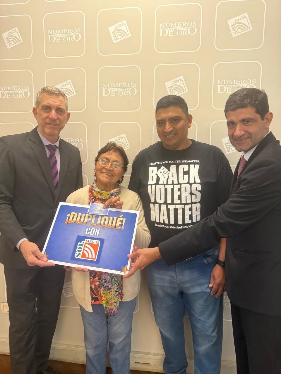 GANADORA. Lezcano con las autoridades de Banco Santiago del Estero, Gustavo Neme (Gerente del Banco Santiago Del Estero) y Pino (Gerente de tarjeta Sol).