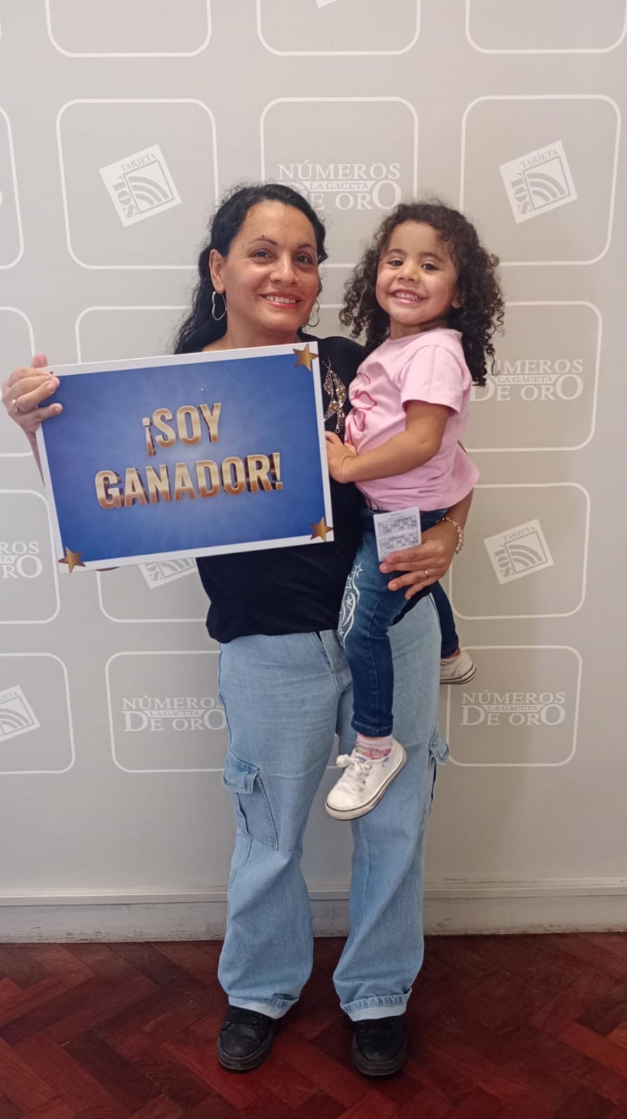 GANADORA. Raquel Salomé Ojeda asistió a recibir su premio con su hija.