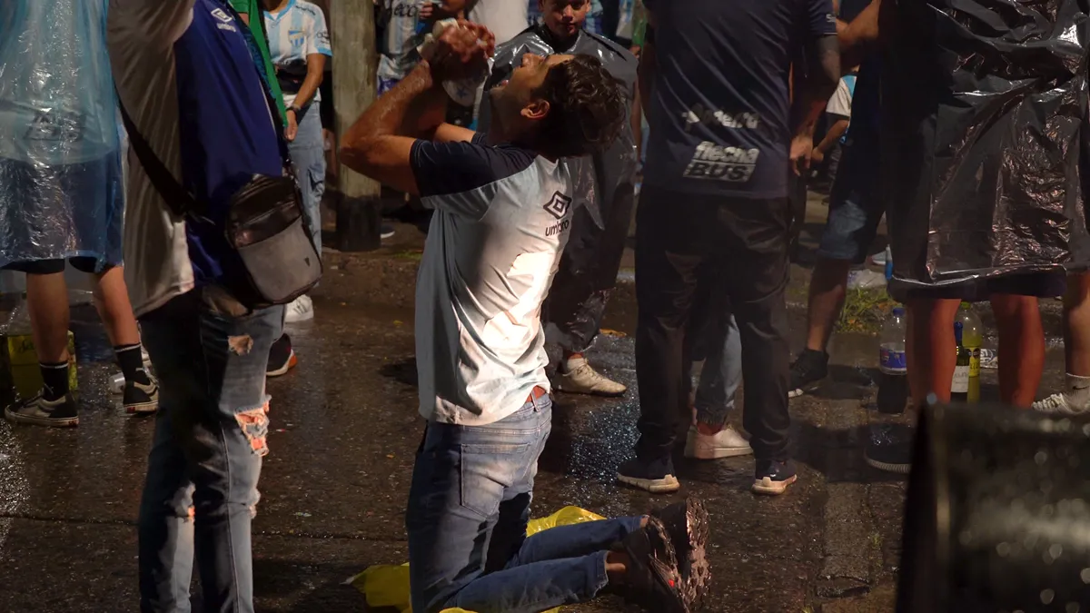 Damián Arias se arrodilló en medio de la calle Uruguay para pedirle a Dios por el presente del Decano.