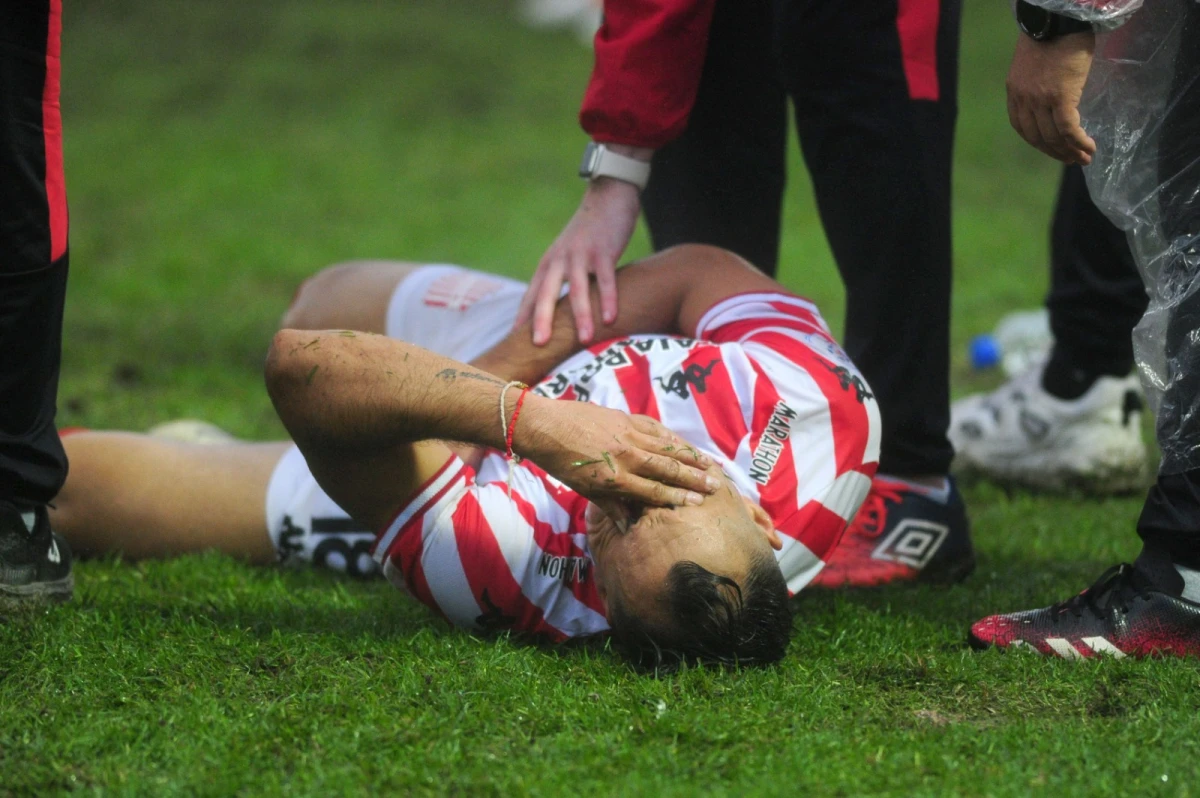 LÁGRIMAS DE DOLOR. Gonzalo Rodríguez sufrió la luxación del hombro durante el empate contra All Boys.
