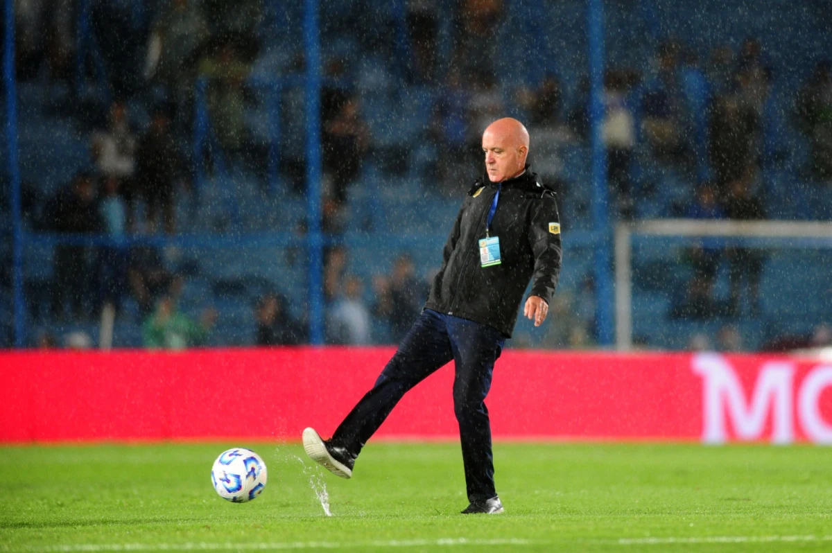 NO SE JUEGA. Adrián Amalfitani, uno de los encargados de la organización del partido pisó el campo de juego y hasta se animó a probar si la pelota giraba. FOTO: DIEGO ARAOZ - LA GACETA
