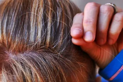 El truco para combatir las canas de forma natural y mejorar la salud del cabello