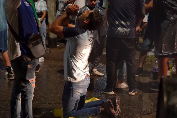 En medio de la lluvia, un hincha de Atlético Tucumán se arrodilló en la calle e hizo una alabanza a Dios