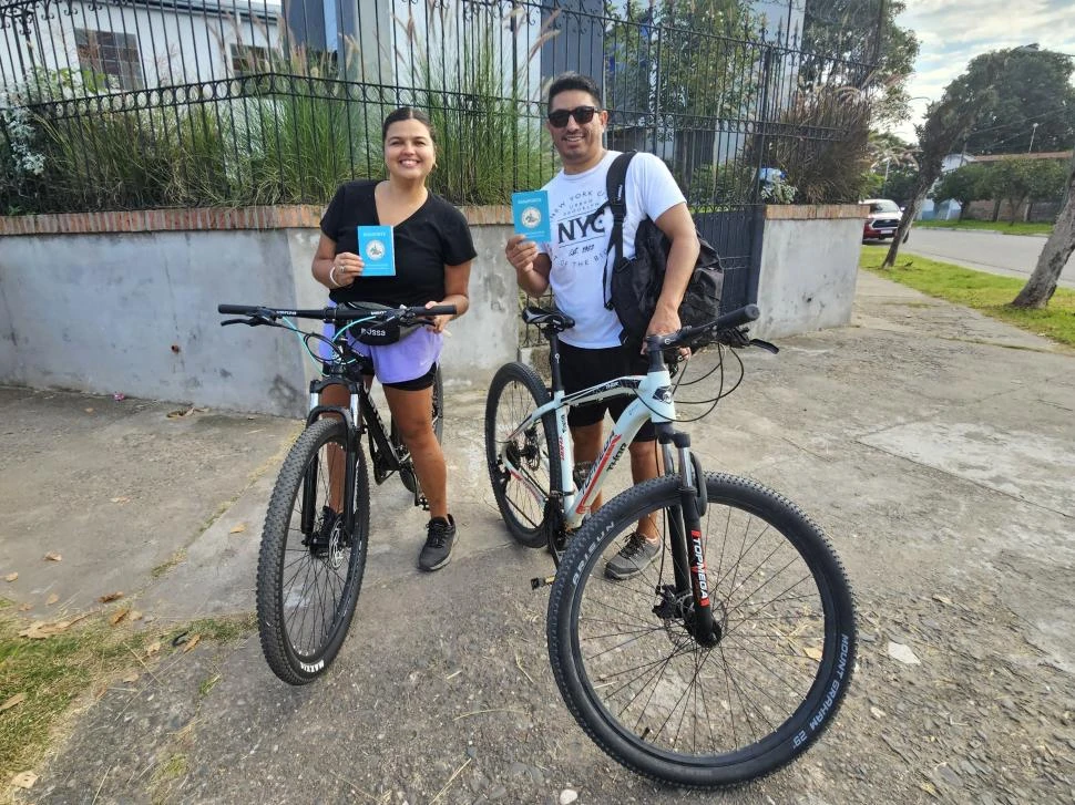 EN PAREJA. Guadalupe Toranzo y Javier, un matrimonio que compró una bicicleta especialmente para este evento.
