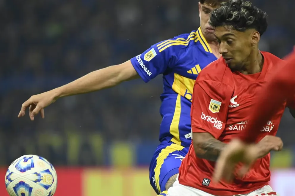 NO LO OLVIDAN. Cristian Medina en su regreso a La Bombonera con la camiseta de Estudiantes de La Plata. Foto de Fotobaires.