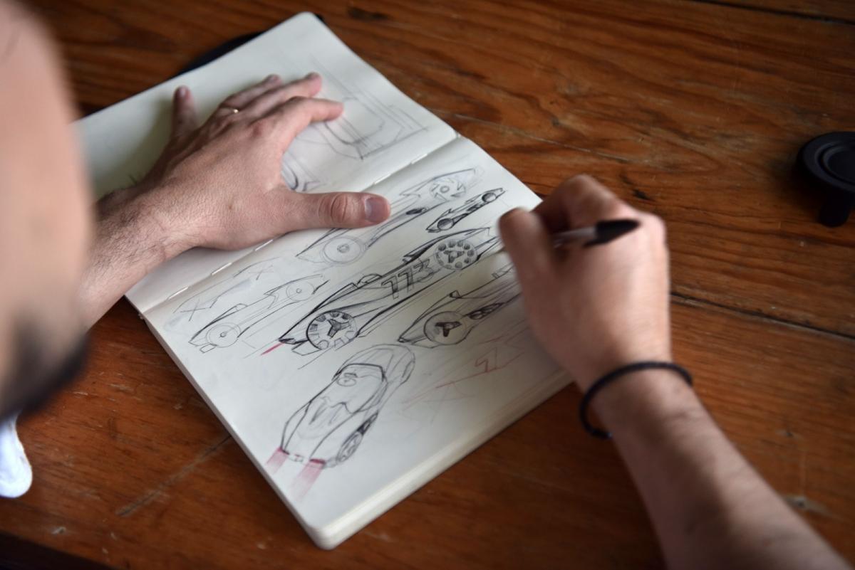 BOCETO. Palazzo trabaja sus diseños en papel y luego los pasa a una plataforma 3D.