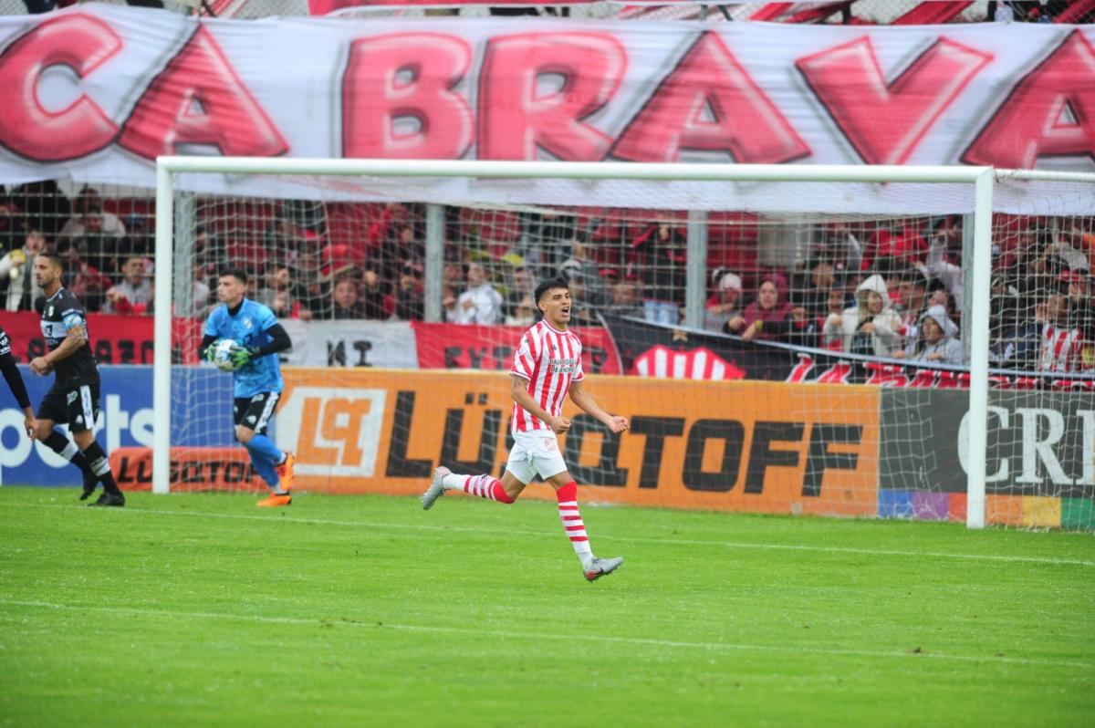 FESTEJO. Verón empujó la pelota casi sobre la línea de sentencia. San Martín encontró el empate bien rápido.