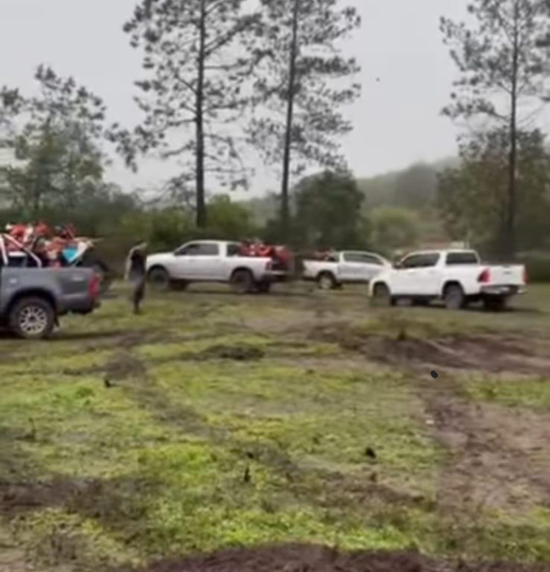 HASTA EL PREDIO QUEDÓ INTRANSITABLE. Varias camionetas 4x4 tuvieron que ser asistidas para poder salir de la zona de la largada en San Pedro de Colalao.