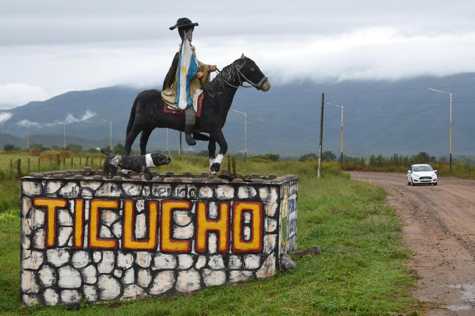 Usurpaciones: en Ticucho alambraron lotes hasta en el lago de El Cadillal