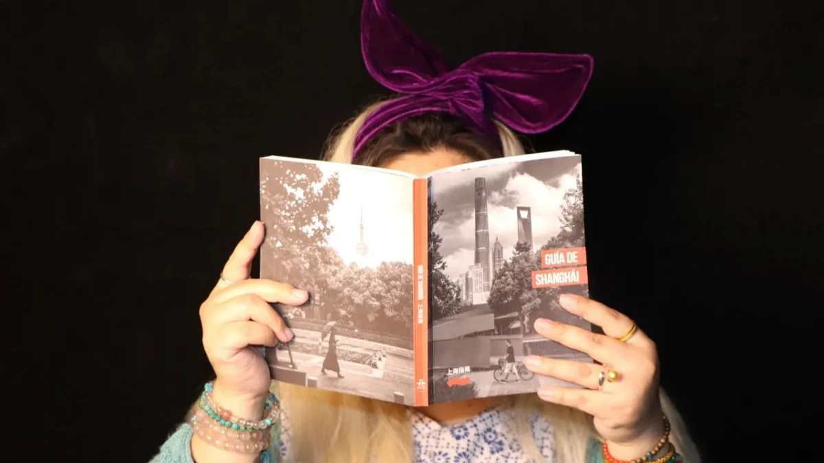 Retratar una ciudad que nunca se detiene: entrevista con Lucila Carzoglio y Salvador Marinaro, autores de la nueva Guía de Shanghái en español