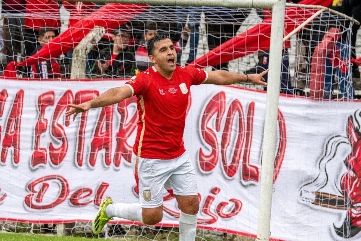 INTRATABLE. Diego Velárdez en pocos minutos anotó para Tucumán Central. 