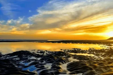 La joya de la costa argentina para relajarte en otoño: tiene playas tranquilas y está rodeada de bosque