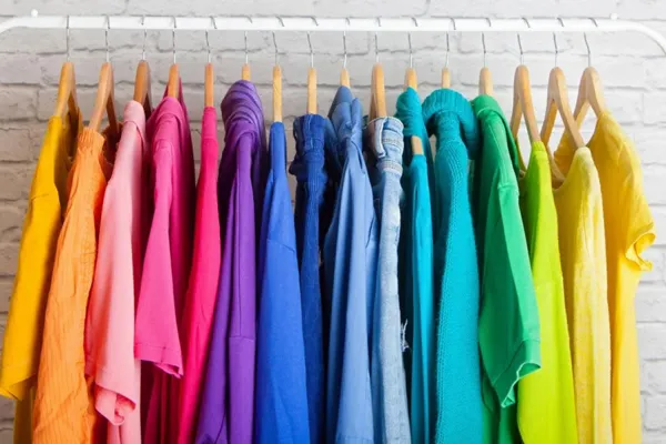 Qué color de ropa usan las personas inteligentes, según los expertos
