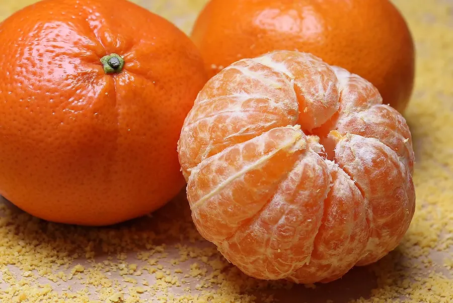 La mandarina es baja en calorías, lo que la convierte en ideal para quienes buscan controlar su peso