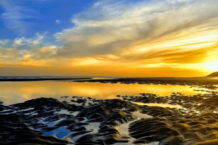 La joya de la costa argentina para relajarte en otoño: tiene playas tranquilas y está rodeada de bosque