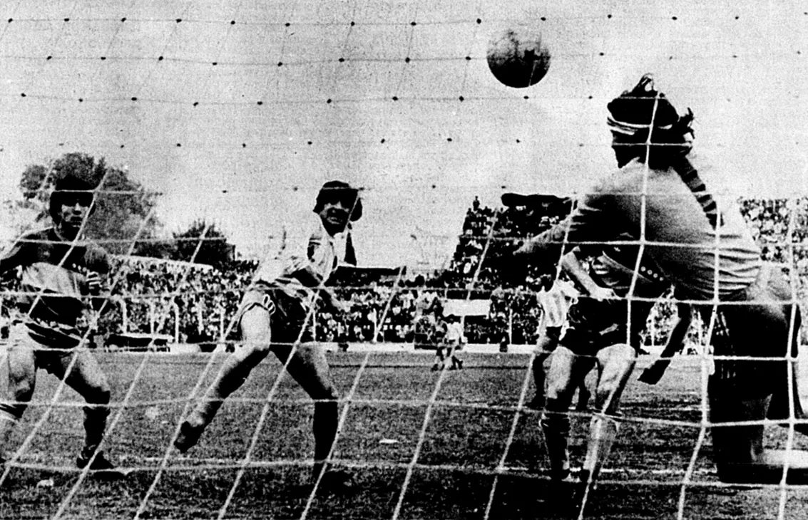 UN LOCO ENFURECIDO. Gatti no pudo contener el cabezazo de Larrosa en el partido frente Atlético por el Nacional de 1981.