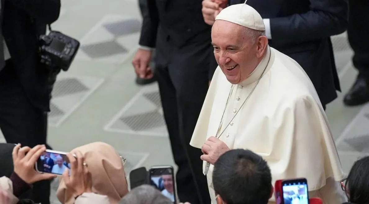 El papa Francisco frente a las fotos con celulares. EFE