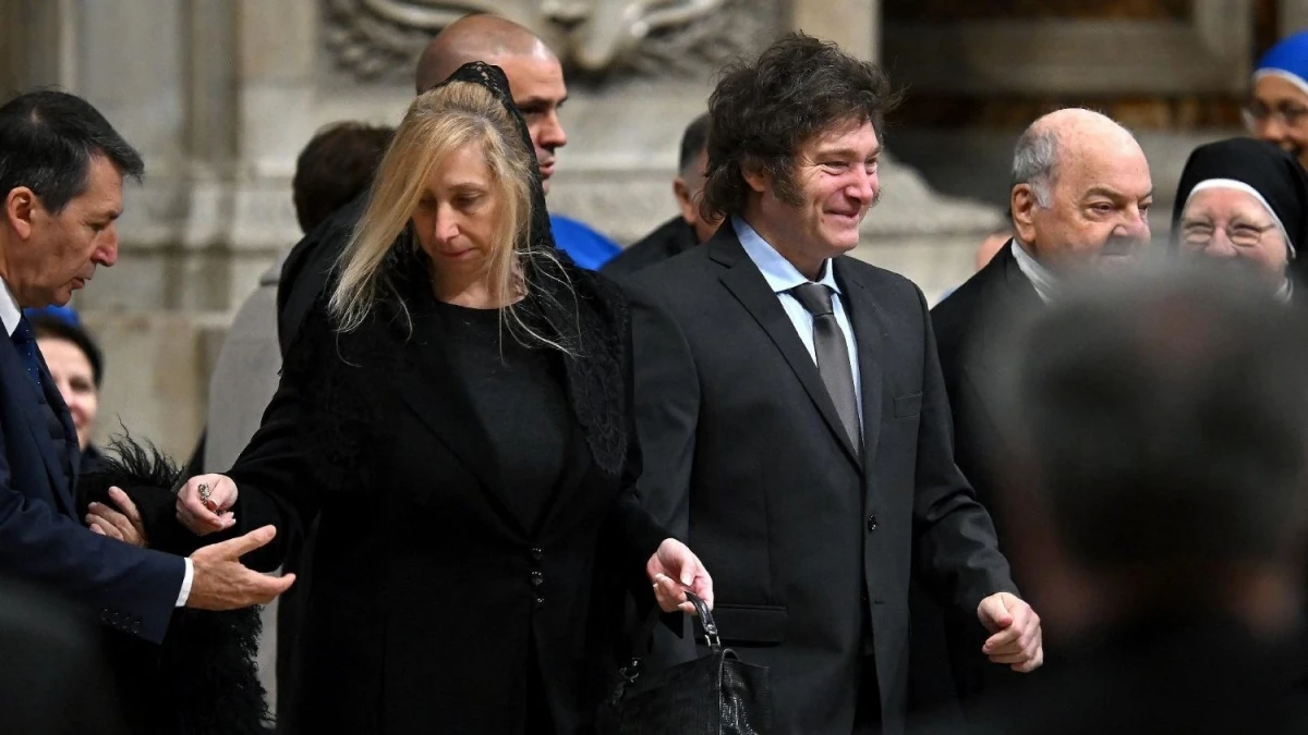 Javier Milei, junto con su hermana, Karina Milei, durante la Misa de canonización de Mama Antula. VATICANNEWS.COM