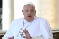 El día que el papa Francisco recibió las camisetas de Atlético y San Martín