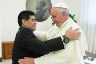 Me puedo arrodillar para pedirte perdón: la llamativa anécdota del encuentro entre Maradona y el papa Francisco