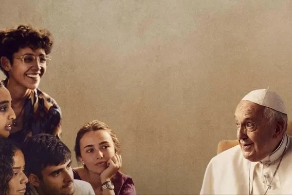 Jóvenes, fe y preguntas difíciles: el documental de Disney sobre el Francisco más descontracturado
