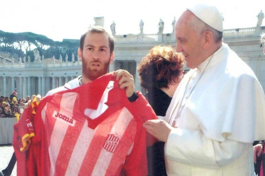 CON LA DEL SANTO. Franco Iosa le regaló la camiseta de San Martín de Tucumán al papa Francisco.