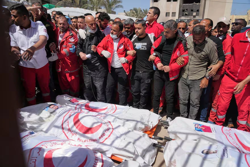 EN RAFAH. Miembros de la Media Luna Roja despiden a sus compañeros, cuyos cuerpos estaban en una fosa.