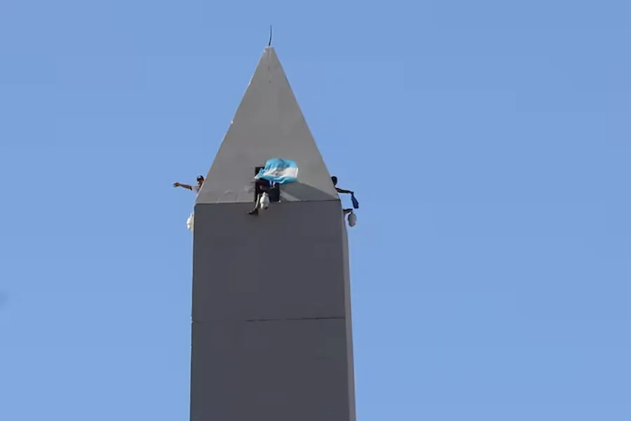 Instalaron un ascensor para subir a la punta del Obelisco: qué se ve desde sus ventanas