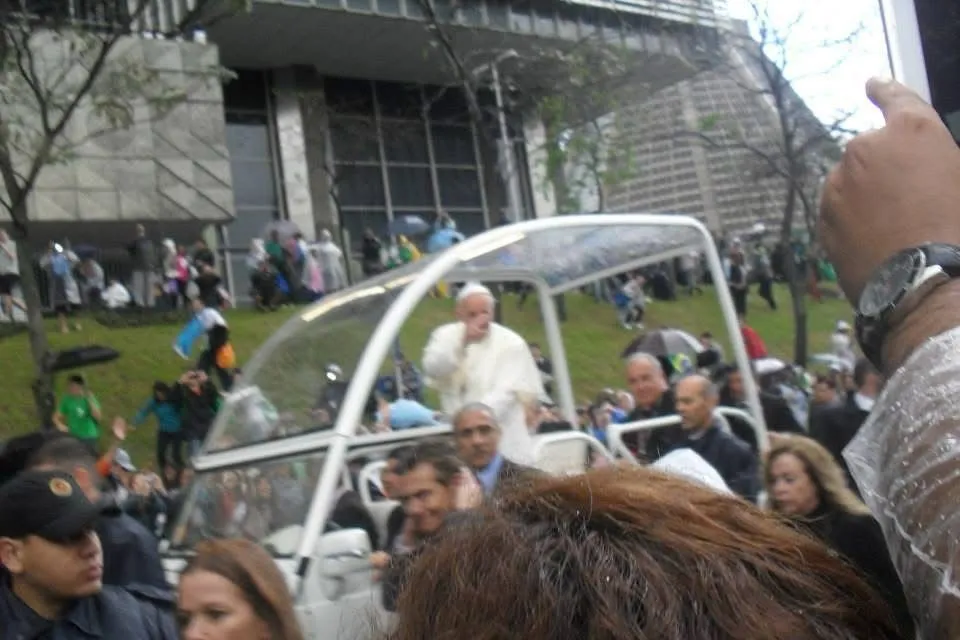 VISIÓN DEL PAPAMÓVIL. Francisco se desplaza durante la Jornada Mundial de la Juventud de 2013. / ARCHIVO