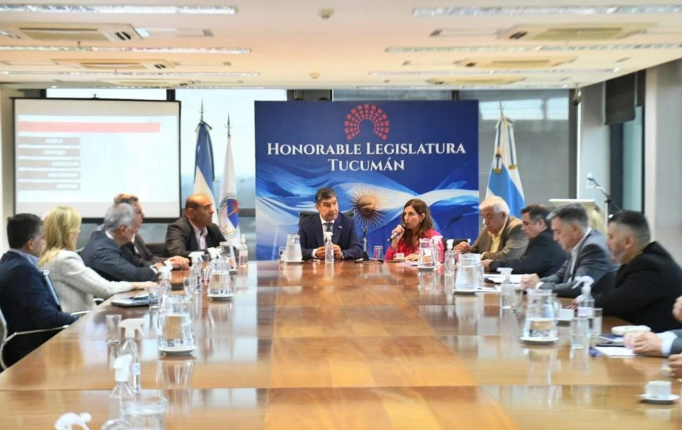 TRABAJO CONJUNTO. Cientos de normas deben ser consolidadas. 